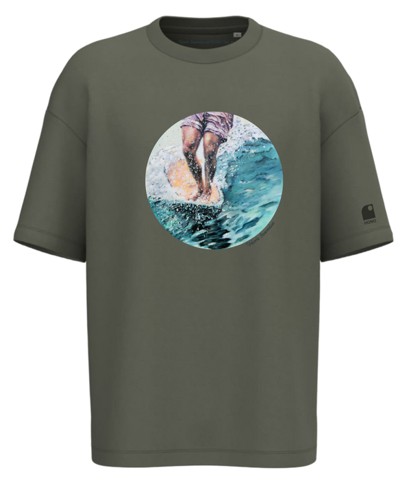 T-shirt oversize en édition limitée et numérotée HONO Surf x Valérie Gourmelon, surfwear shop France, t-shirt éco-responsable en coton premium, illustration artistique surf sur fond kaki, surfwear France tendance, mode surf unisexe, collaboration exclusive surfwear, disponible sur le surfshop en ligne HONO