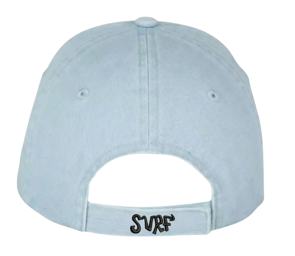 Casquette bleu clair vue arrière avec broderie noire "SURF" sur la patte de réglage, style surfwear minimaliste