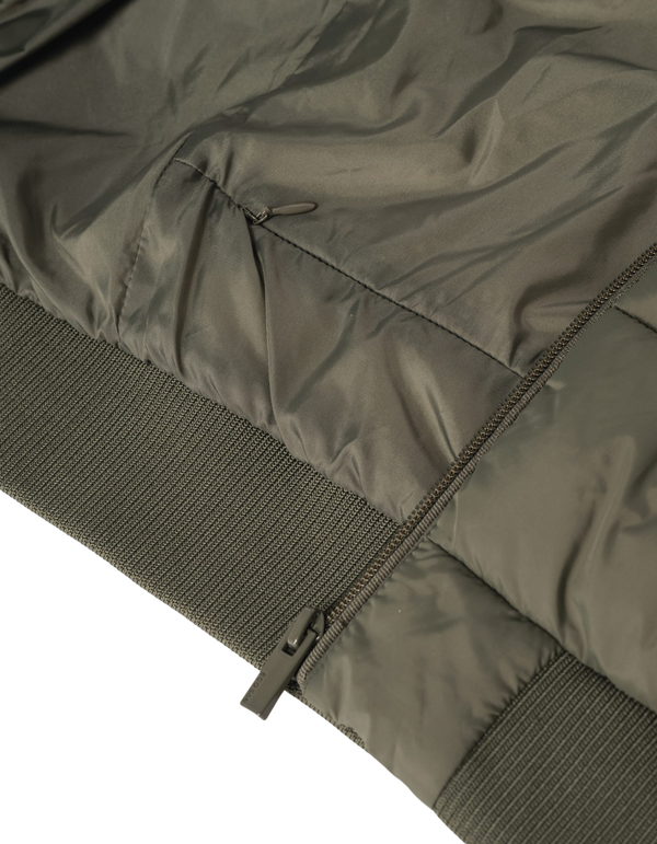 Détail  bas doudoune HONO Surf kaki – marque française de surfwear éco responsable.
Balise title :