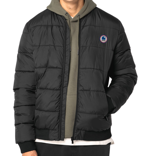 Logo HONO brodé sur doudoune noire – marque française de surfwear éco responsable