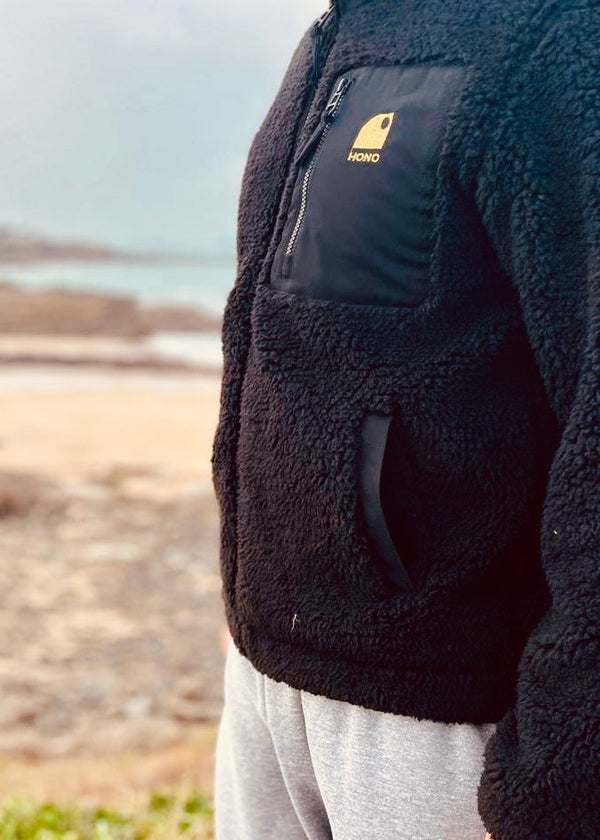 Veste polaire sherpa noir éco-conçue, marque HONO Surfwear, idéale après-surf et lifestyle durable.SURFwear surfshop surfshop france