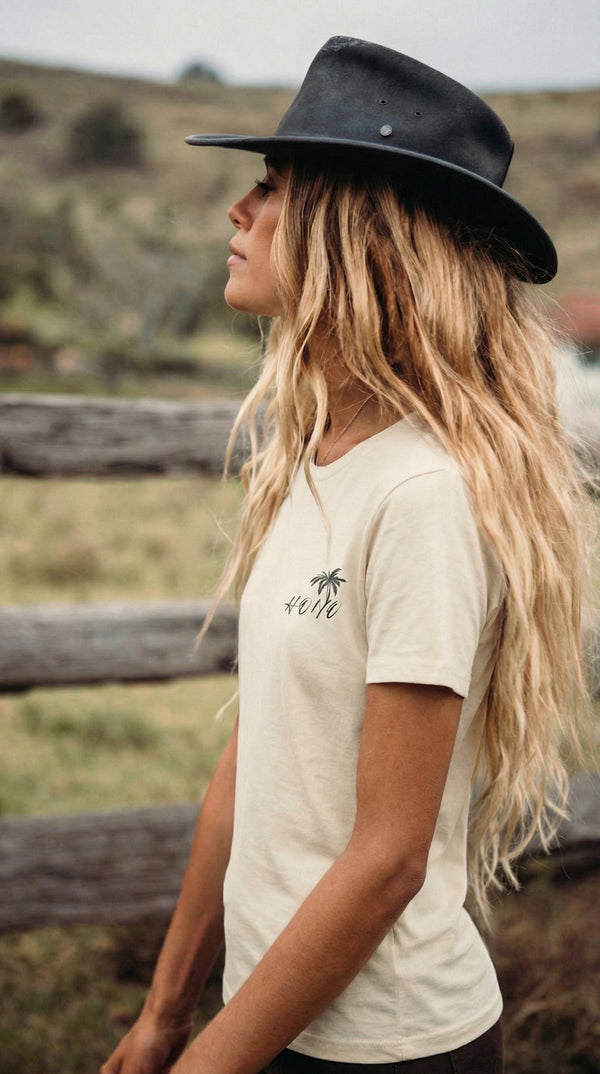 T-shirt femme beige HONO Surf en coton bio coupe ajustée avec logo palmier porté en extérieur style bohème