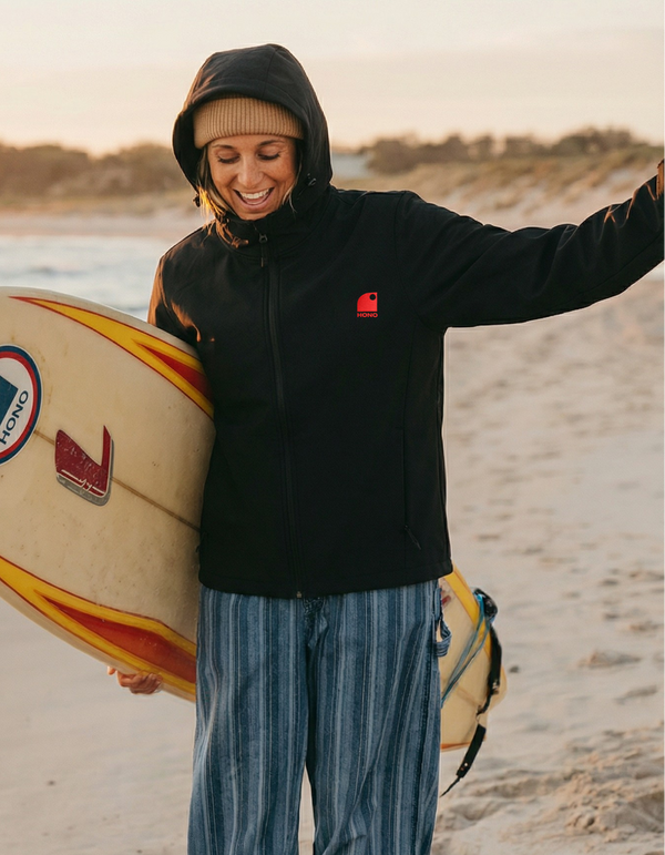 Veste softshell durable femme hiver HONO noire coupe-vent en bord de mer