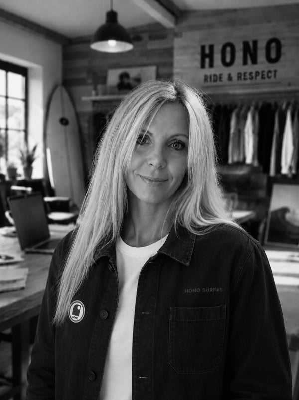 Stéphanie Reboul, cofondatrice de HONO Surf, marque française de surfwear éco-esponsable inspirée par l'océan.