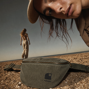 Banane surf HONO en velours bio kaki, sac banane éco-responsable avec logo HONO, accessoire surfwear premium en bord de mer.