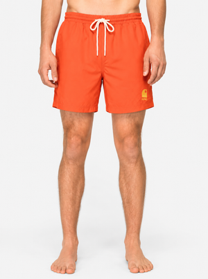 Short de bain  recyclé surf homme HONO coloris paprika porté avec logo brodé jaune et cordon de serrage blanc