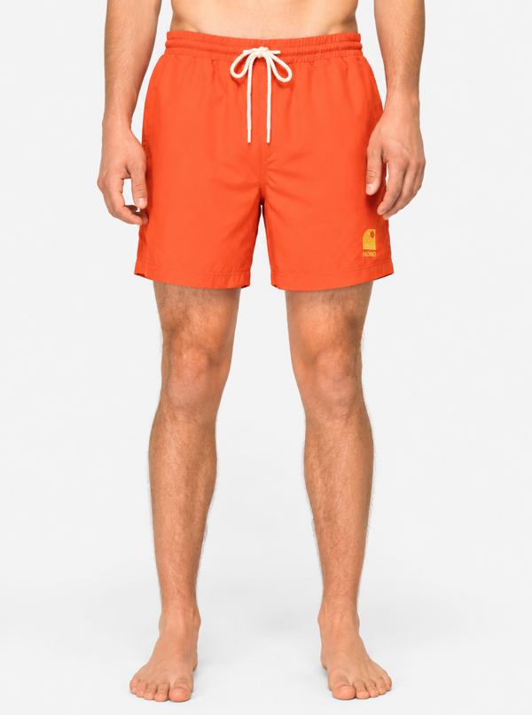 Short de bain  recyclé surf homme HONO coloris paprika porté avec logo brodé jaune et cordon de serrage blanc