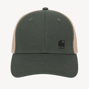 Casquette trucker HONO kaki et beige avec logo noir, vue de face sur fond clair. Casquette surfwear éco-responsable en coton biologique et polyester recyclé, style unisexe premium