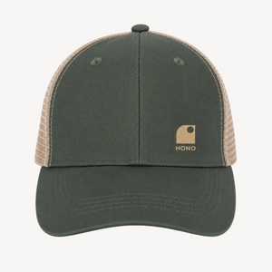 Casquette trucker HONO kaki et beige avec logo brodé beige, vue de face sur fond clair. Casquette surfwear éco-responsable en coton biologique et polyester recyclé, modèle unisexe premium inspiré de l'univers du surf.