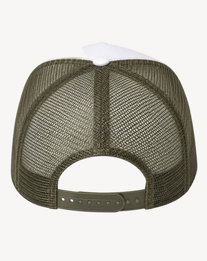 Dos casquette surf trucker recyclée HONO avec logo brodé bordeaux, panneau avant blanc, visière bordeaux et arrière en mesh kaki recyclé, vue de face sur fond blanc