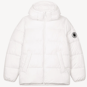 Doudoune blanche chaude en matières recyclées HONO, style surfwear, vue de face avec logo brodé sur la manche gauche