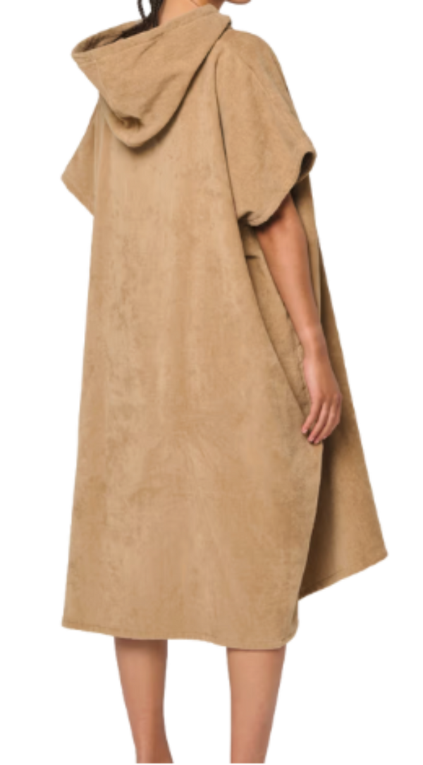 Poncho noir unisexe en coton biologique, doux et absorbant, idéal pour le surfwear et la plage, produit éco-responsable disponible dans notre surfshop en France