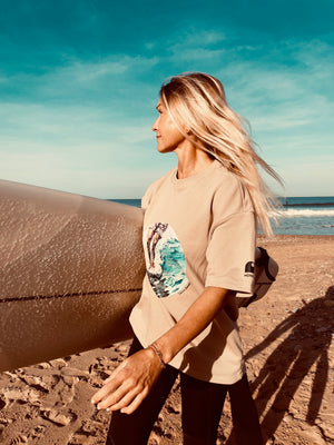 T-shirt oversize en édition limitée et numérotée HONO Surf x Valérie Gourmelon, surfwear shop France, t-shirt éco-responsable en coton premium, illustration artistique surf sur fond Wet Sand, surfwear France tendance, mode surf unisexe, collaboration exclusive surfwear, disponible sur le surfshop en ligne HONO