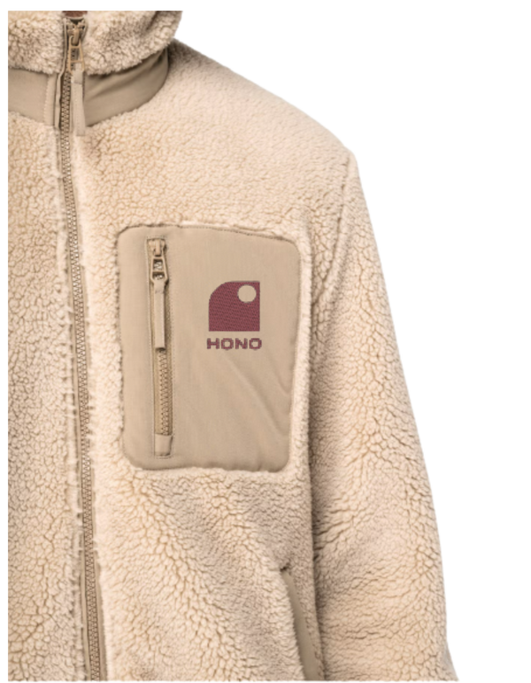 Veste en sherpa éco-responsable beige HONO Surfwear, en polyester recyclé, avec poche poitrine zippée et logo HONO