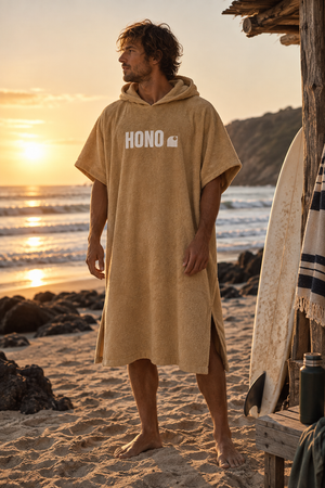 Poncho surf  en coton bio HONO  surfwear porté plage par surfeur