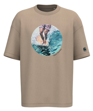 T-shirt oversize en édition limitée et numérotée HONO Surf x Valérie Gourmelon, surfwear shop France, t-shirt éco-responsable en coton premium, illustration artistique surf sur fond Wet Sand, surfwear France tendance, mode surf unisexe, collaboration exclusive surfwear, disponible sur le surfshop en ligne HONO