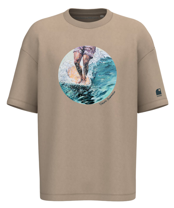 T-shirt oversize en édition limitée et numérotée HONO Surf x Valérie Gourmelon, surfwear shop France, t-shirt éco-responsable en coton premium, illustration artistique surf sur fond Wet Sand, surfwear France tendance, mode surf unisexe, collaboration exclusive surfwear, disponible sur le surfshop en ligne HONO