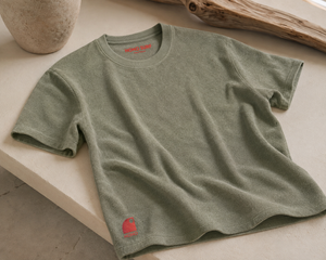 T-shirt surf éponge femme kaki HONO Surf en coton bio avec logo brodé corail marque de surf française éco-responsable