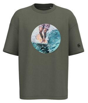 T-shirt oversize en édition limitée et numérotée HONO Surf x Valérie Gourmelon, surfwear shop France, t-shirt éco-responsable en coton premium, illustration artistique surf sur fond kaki, surfwear France tendance, mode surf unisexe, collaboration exclusive surfwear, disponible sur le surfshop en ligne HONO