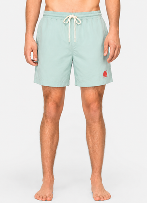 Boardshort surf homme HONO bleu lagon en matière recyclée porté avec logo brodé corail