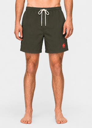 Boardshort surf homme HONO kaki en matière recyclée porté avec logo brodé corail