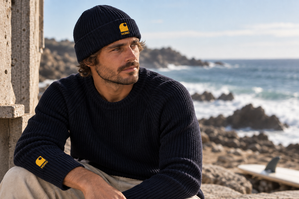 bonnet belu marine et pull bleu marine bio HONO porté en board de mer. Mode coastlyfe bio marque de surf française