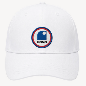 Casquette surf blanche coton bioHONO avec patch tricolore bleu, blanc et rouge, présentée de face sur fond blanc