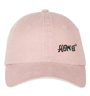 Casquette HONO collection TIKI rose poudré vue de face avec logo brodé noir, surfwear durable et minimaliste