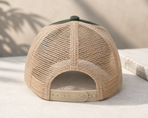 Dos de la casquette surf trucker HONO kaki et beige en coton bio avec fermeture snapback réglable et empiècements en mesh beige