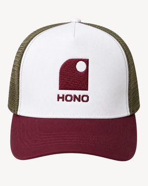 Casquette surf trucker recyclée HONO avec logo brodé bordeaux, panneau avant blanc, visière bordeaux et arrière en mesh kaki recyclé, vue de face sur fond blanc