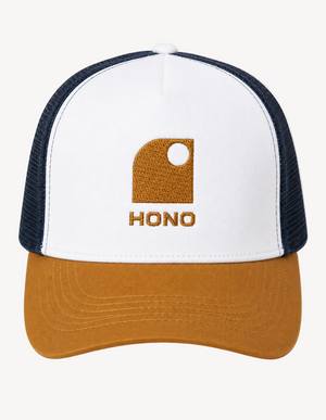 Casquette surf trucker recyclée HONO avec logo brodé camel, panneau avant blanc, visière camel et arrière en mesh navy recyclé, vue de face sur fond blanc