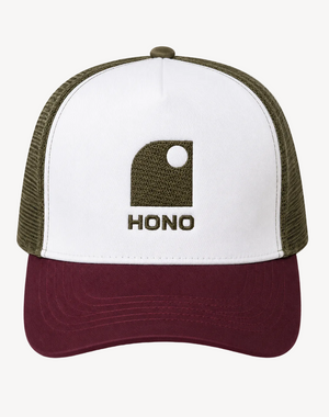 Casquette surf trucker recyclée HONO avec logo brodé kaki, panneau avant blanc, visière bordeaux et arrière en mesh kaki recyclé, vue de face sur fond blanc
