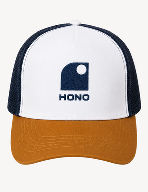 Casquette surf trucker recyclée HONO avec logo brodé navy, panneau avant blanc, visière camel et arrière en mesh navy recyclé, vue de face sur fond blanc