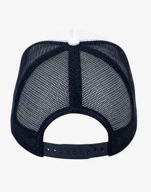 Arrière d'une casquette surf trucker recyclée HONO avec mesh navy recyclé, fermeture snapback réglable et panneau supérieur blanc, vue arrière sur fond blanc