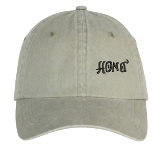 Casquette TIKI kaki vue de face avec broderie noire, style surfwear minimaliste et esprit naturel.