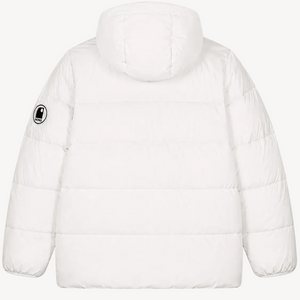 dos doudoune blanche chaude en matières recyclées HONO, style surfwear, vue de face avec logo brodé sur la manche gauche