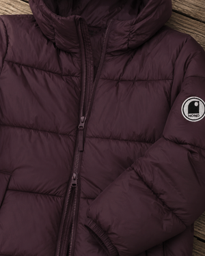 Détail doudoune chaude en nylon recyclé HONO Surfwear bordeaux, double zip et logo brodé sur la manche