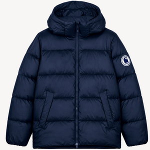 Doudoune hiver navy écoresponsable HONO en matières recyclées, coupe confortable et logo brodé sur la manche gauche