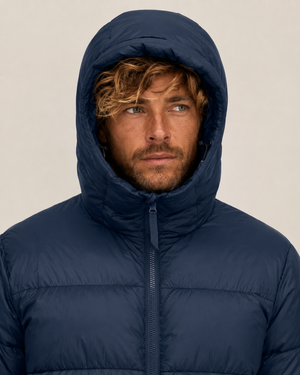 Doudoune hiver navy HONO pour homme, esprit surf et outdoor, avec capuche et matières recyclées