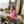 Ensemble surf femme HONO rose avec t-shirt et short en coton biologique sur la plage