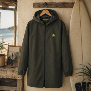 Imperméable léger recyclé kaki HONO sur cintre, broderie jaune, vêtements de surf surfwear durable et éco-responsable, marque française