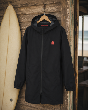 Imperméable léger recyclé noir HONO sur cintre, broderie corail, vêtements de surf surfwear durable et éco-responsable, marque française