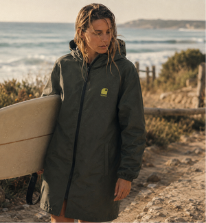 Imperméable recyclé kaki HONO porté par une femme, doublé en polaire recyclée, broderie jaune, vêtements de surf surfwear durable et éco-responsable, marque française