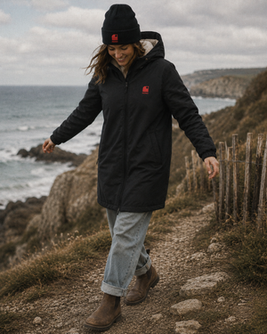 Imperméable recyclé noir HONO Surf doublé en polaire recyclée, broderie corail, vêtements de surf surfwear durable et éco-responsable, marque française`

