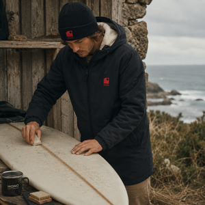 Imperméable recyclé noir HONO HOOdurf doublé en polaire recyclée, broderie corail, vêtements de surf surfwear durable et éco-responsable, marque française