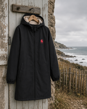 Imperméable recyclé noir HONO doublé en polaire recyclée, broderie corail, vêtements de surf surfwear durable et éco-responsable, marque française