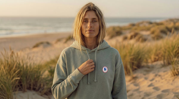 lifestyle surf femme HONO hoodie kaki sur la plage ambiance nature et liberté surfwear durable