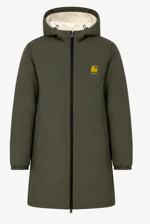 Imperméable recyclé kaki HONO doublé polaire avec capuche et broderie jaune, porté par une femme sur la plage, surfwear bio écoresponsable et marque surf française