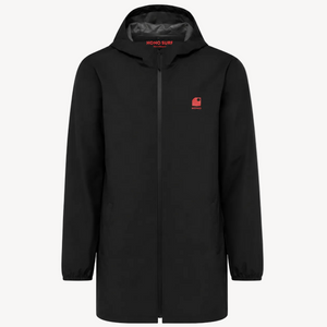 Imperméable homme noir en matière recyclée HONO, veste surfwear écoresponsable pour le surf et la coastlife.