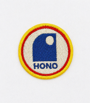 Logo HONO brodé bleu, blanc, rouge et jaune  marque vêtement surf